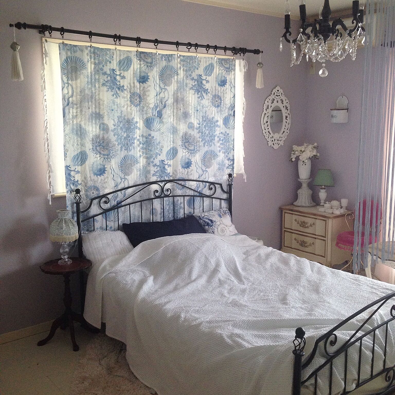 同じ寝室を夏に模様がえ。アンティーク調のベッドサイドライトはカーテンと色を合わせて。シャンデリアはアイアンベッドと同じブラックで。ホワイトとブラックのコントラストが素敵。