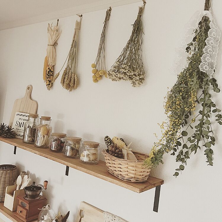 ユーカリの葉とともに壁際に吊るしてドライに。キッチンに爽やかな香りが漂いますね。